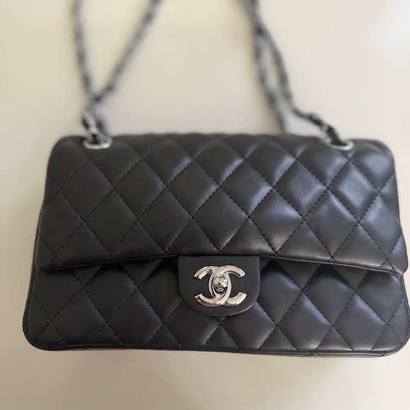 Chic Black Quilted Shoulder Bag with Silver Chain NWOT - Picture 3 of 11